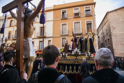 El misteri Jesús Natzarè saluda el Sant Crist a les escales de l'església de Sant Francesc, on es va iniciar la processó.