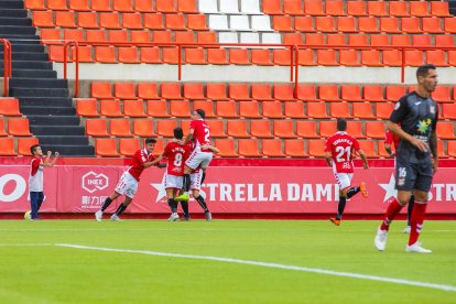 Jugadors del Nàstic celebrant el gol de Habran