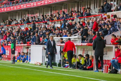 Enrique Martín durante el partido contra el Numancia en el Nou Estadi.