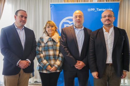 Tona Duch y Sebastià Domènech, en el centro, en la presentación del candidato.