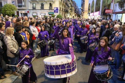 Los tamborileros de Calanda tienen ya un lugar en la Semana Santa reusense y con su percusión llenan de solemnidad la procesión.