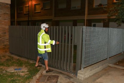 El trabajador que, anoche, hacía correr la valla para evitar la entrada de personas.