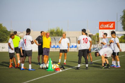 Uno de los entrenamientos que el CF Reus realiza en el campo municipal de La Floresta.