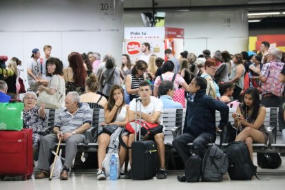 Usuarios de Renfe afectados por la avería esperando en la estación de Sants.