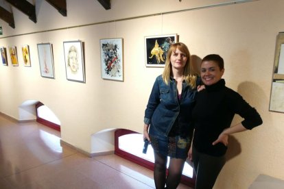 Les dues artistes amb la seva obra 'Farilo'.