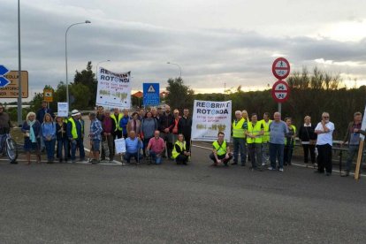 Los manifestantes cortando la rotonda de Torredembarra, a la altura del peaje del AP-7.