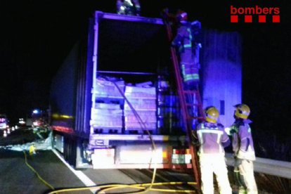 Imagen de los Bomberos trabajando en la extinción del fuego que ha quemado un camión en Mont-roig.