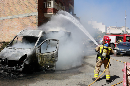 Imatge dels Bombers al lloc de l'incendi.