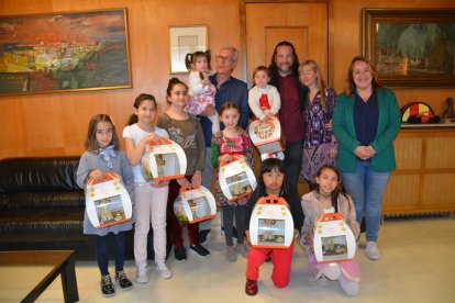 Josep Fèlix Ballesteros e Ivana Martínez junto a las niñas que se llaman Tecla y a quienes les han entregado la mona.