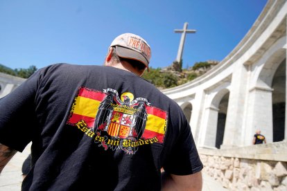 Un home amb una bandera franquista al Valle de los Caídos, l'agost passat.