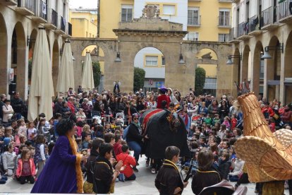 Imagen de la fiesta popular hecha en las Peixateries para serrar la última pierna a la Vella Quaresma.