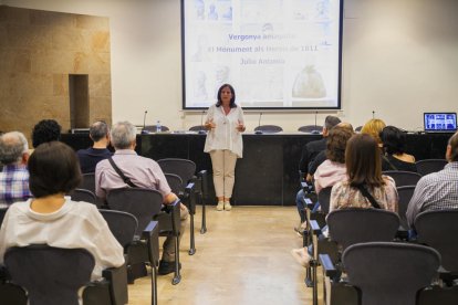 Marisa Suàrez va explicar l'univers vinculat a l'escultor morenc Julio Antonio.