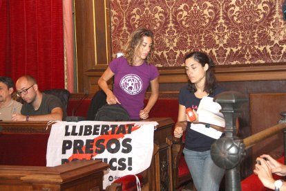 Les regidores de la CUP en el moment d'abandonar el plenari municipal de Tarragona.