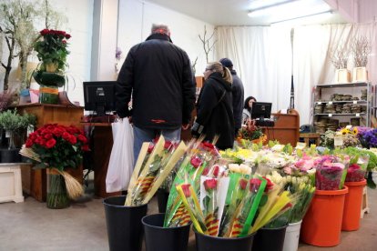 Amics de la Gent Gran repartirá rosas a domicilio a personas mayores que viven solas.