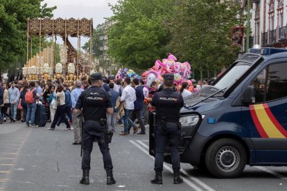 Agentes de la Policía Nacional vigilando uno de los actos de Semana Santa en Sevilla.