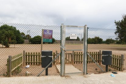 L'entrada al parc està prohibida fins que s'instal·li la nova tanca per falta de seguretat.