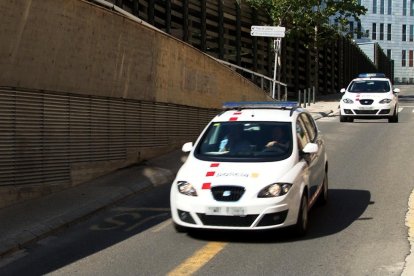 Momento en que dos vehículos de los Mossos trasladan a los padres del bebé desde los juzgados de Lérida a la prisión.