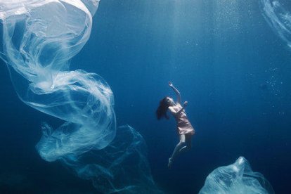 Un fotograma del vídeo de la nova campanya d'estiu d'Estrella Damm, que vol incidir en la protecció del mar Mediterrani.