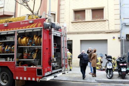 Un vehículo de los Bombers delante del edificio donde tres personas han perdido la vida en el incendio de un piso, en l'Hospitalet de Llobregat.