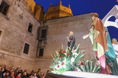 Un instant del 'Cante de Saetas', amb la 'saetera' des del balcó, davant d'un dels passos.