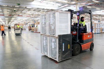 Un operari treballant al centre logístic del Corte Inglés a la Bisbal del Penedès.