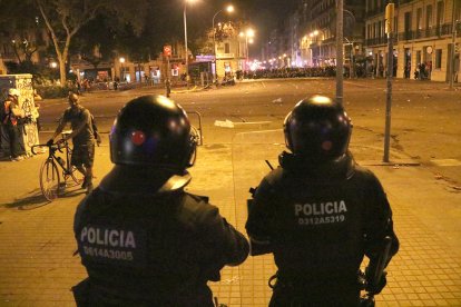 Mossos d'Esquadra llancen boles de foam als manifestants des de plaça Urquinaona amb Pau Claris.