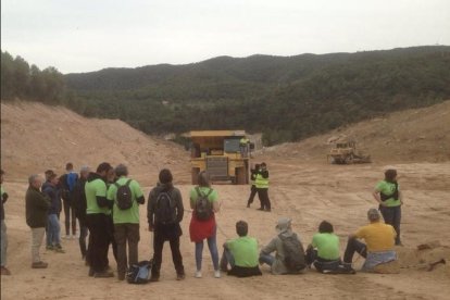 Imatge dels activistes que s'han encadenat a l'indret on es fan les obres de l'abocador.