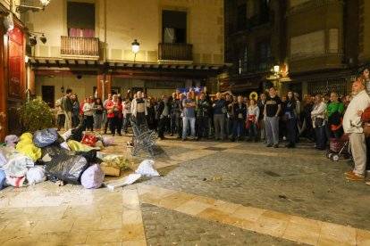 Les bosses de brossa acumulades davant el portal on hi ha la seu del partit a Reus.