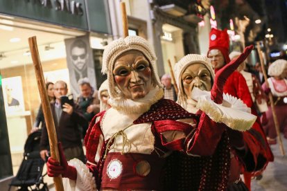 Arriba, el baile. Abajo, la muestra de fotos del Carnaval.