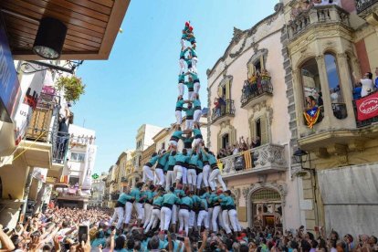 El 3 de 10 amb folre i manilles carregat dels Castellers de Vilafranca.