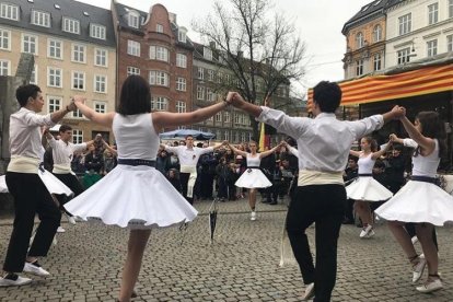 Miembros de la agrupación, bailando una sardana en un encuentro que tuvo lugar en Dinamarca.