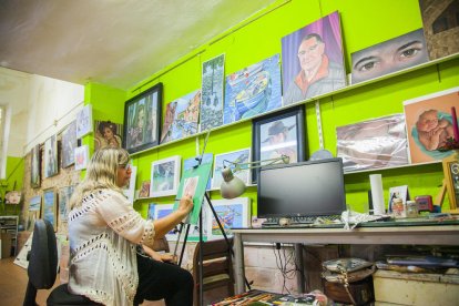 Marina B. Cubos, trabajando en su taller de la calle Cavallers, en la Parte Alta.