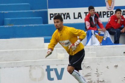 Xavi Ginard intenta sacar la pelota durante un enfrentamiento disputado con la camiseta del Olot.