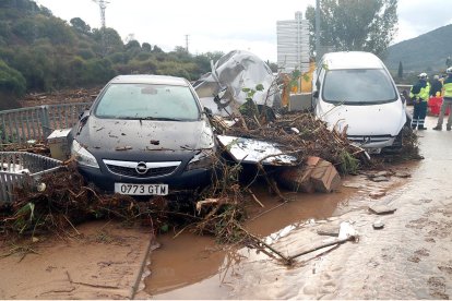 Vehicles afectats pel temporal a l'Espluga de Francolí.