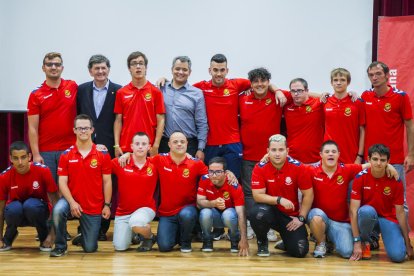 Els jugadors del Nàstic Genuine, amb el president del club grana, Josep Maria Andreu, durant l'acte celebrat avui.