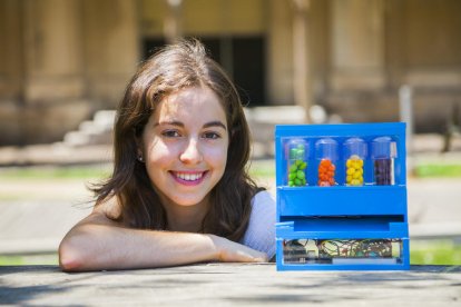 Claudia Valero con el prototipo de dispensador de pastillas que le ha hecho ganar el premio.