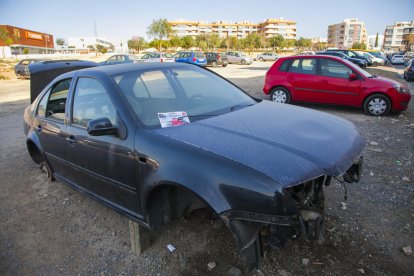 El cotxe abandonat des de fa tres anys es troba gairebé desballestat.