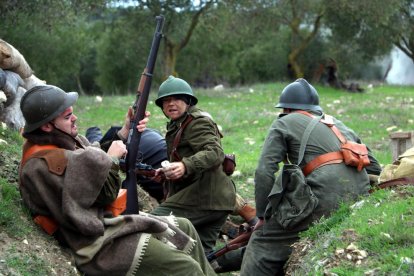 Tres soldados republicanos en las trincheras durante la recreación histórica del último combate de la Batalla del Ebro.