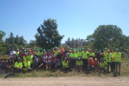 Fotografía de familia de la acción de conservación del bosque de ribera hecha en el Francolí.