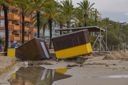 Uno de los chiringuitos de playa. La fuerza de la levantada lo dejó completamente maltrecho. Algunos todavía funcionaban, según el concejal de Platges, tienen permiso hasta el 3 de noviembre, cuando finaliza la temporada. En otros, el personal recogía estos días.