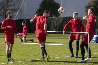 Los jugadores del Osasuna, durante un entrenamiento esta semana, preparando el duelo contra los tarraconenses.