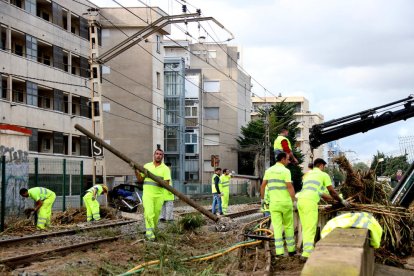 Treballadors d'Adif en les tasques per posar en servei el corredor del mediterrani a Salou.