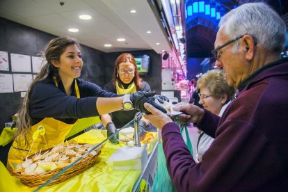 Ahir, al Mercat Central, es va repartir la típica botifarra d'ou en l'estand La Teca i la Meca.