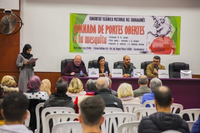 Los asistentes y los anfitriones, ayer en la mezquita del polígono Roques Planes, en Torredembarra.