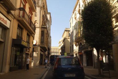 Imatge de l'autobús encallat entre el Raval de Santa Anna i el carrer de Salvador Espriu.