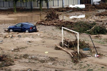 Plan|Plano picado de una zona de Montblanc con una portería de fútbol, un coche estropeado y un depósito arrastrados entre el barro y los troncos que ha dejado la riada. Imagen del 23 de octubre del 2019 (horizontal)