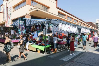 Algunos de los puestos del Mercado de Marchantes en torno al Mercat Central de Reus.