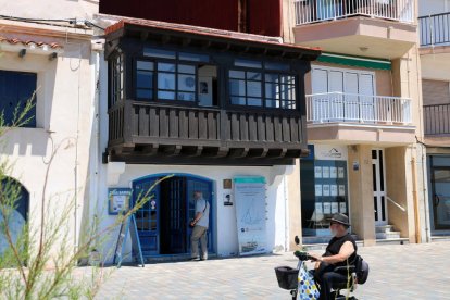 El exterior de la Casa Garrafa, en Calafell.