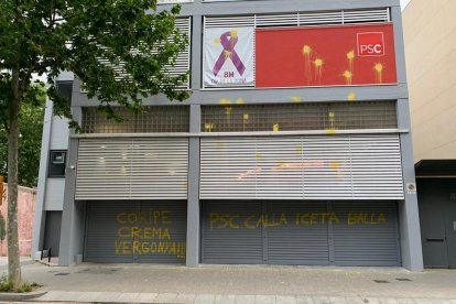 La fachada de la sede del PSC, con las pintadas.