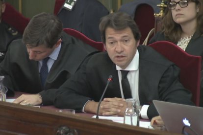 L'advocat de Carles Mundó, Josep Riba, durant la presentació del seu informe final al Tribunal Suprem.